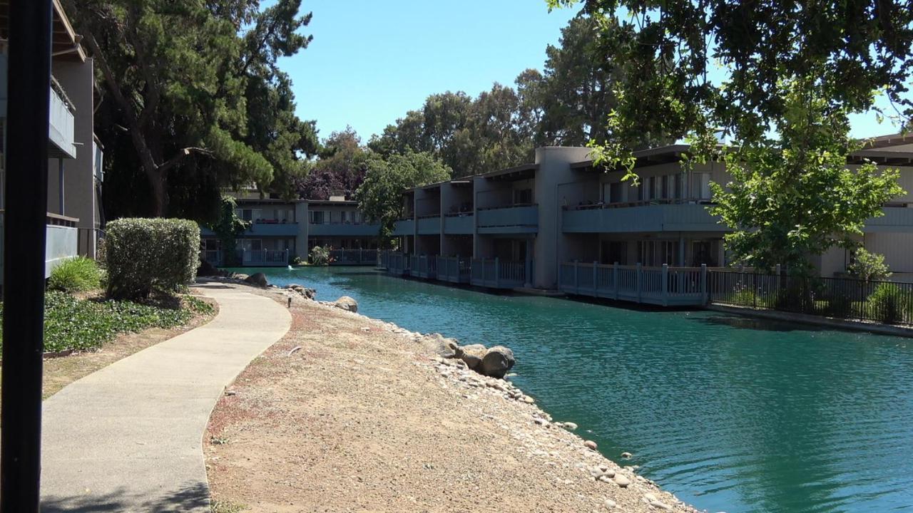 Blue Lagoon Near Apple Apartment Santa Clara Exterior photo