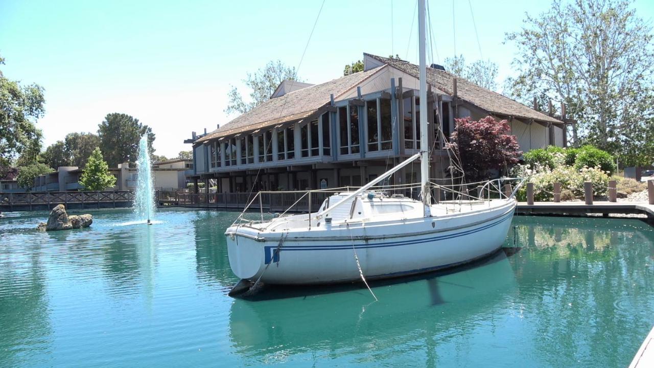 Blue Lagoon Near Apple Apartment Santa Clara Exterior photo