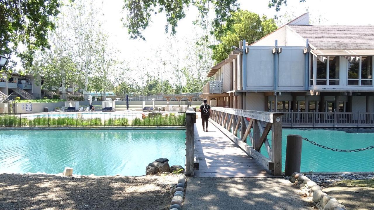 Blue Lagoon Near Apple Apartment Santa Clara Exterior photo