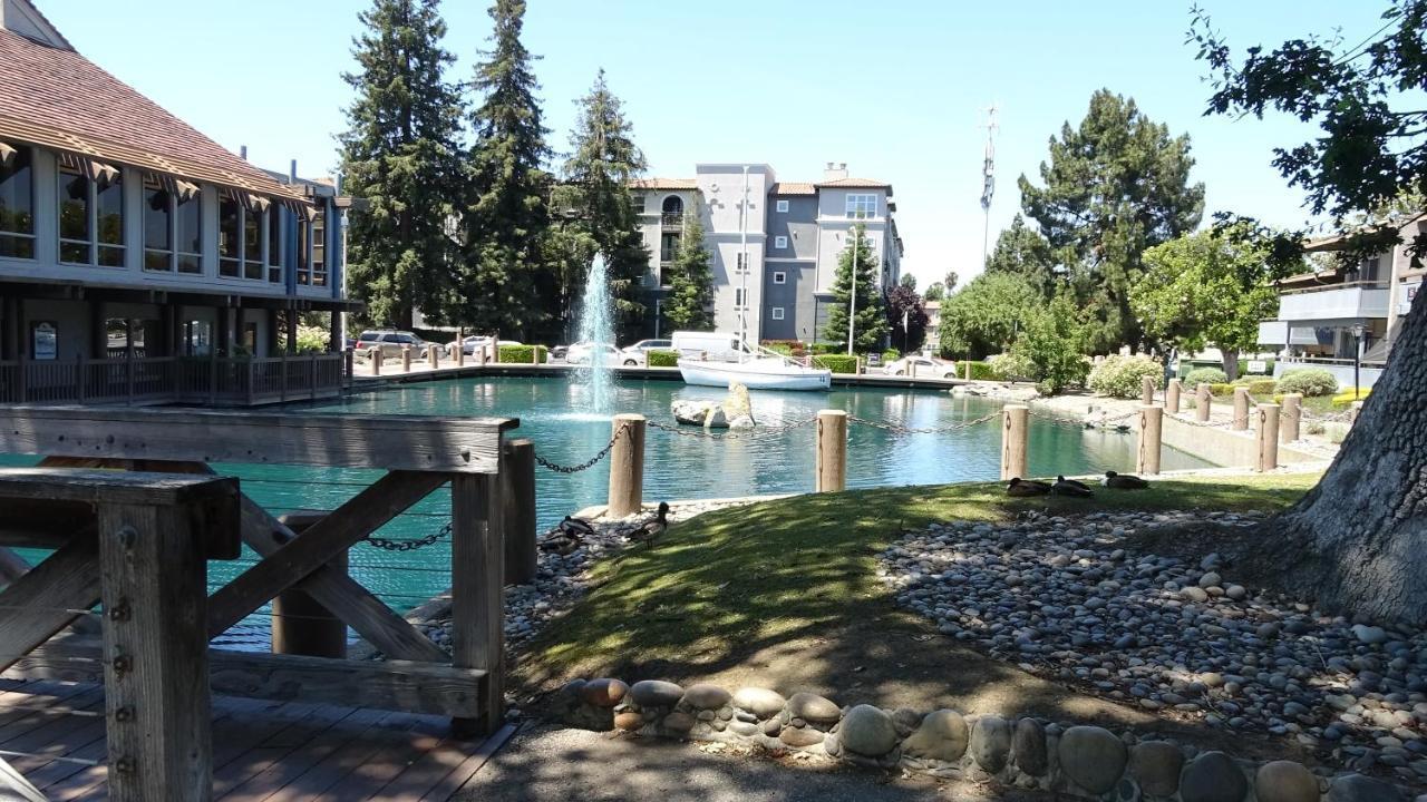 Blue Lagoon Near Apple Apartment Santa Clara Exterior photo